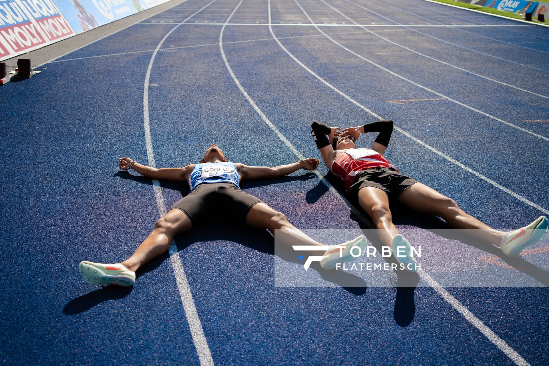 Jordan Gordon (OTB Osnabrueck) liegt nach dem 400m Finale auf der Bahn neben Lennart Roos (LG Rhein-Wied) und gewinnt Silber ueber 400m Huerden waehrend der deutschen Leichtathletik-Meisterschaften im Olympiastadion am 26.06.2022 in Berlin